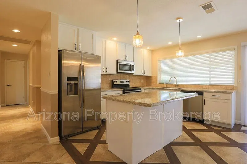 4 bed, 2.0 bath, 1672 sqft, $2,395 — Photo 3