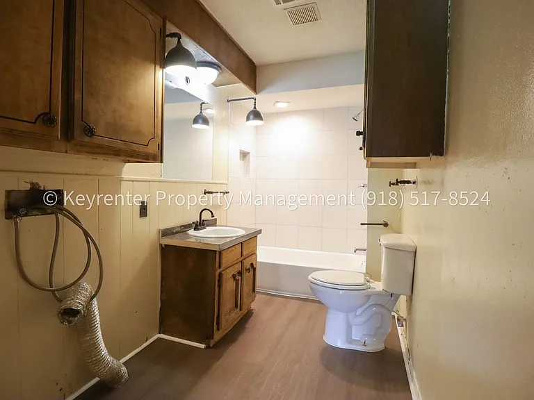 1928 N Columbia Pl — Photo 14