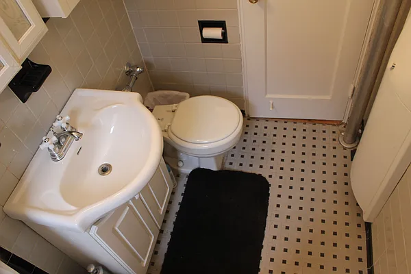 Sold by Thomas Lipovetsky, LREB | media 19