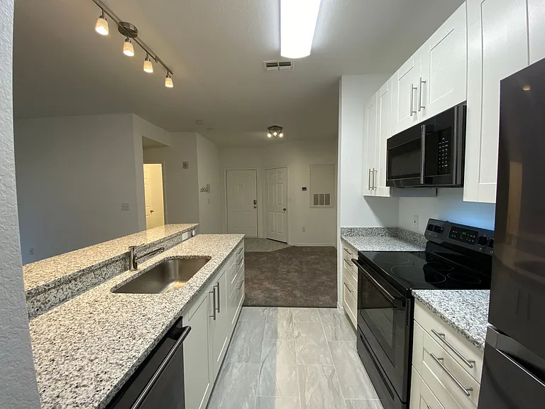 5455 Vineland Rd #3310 — Photo 2