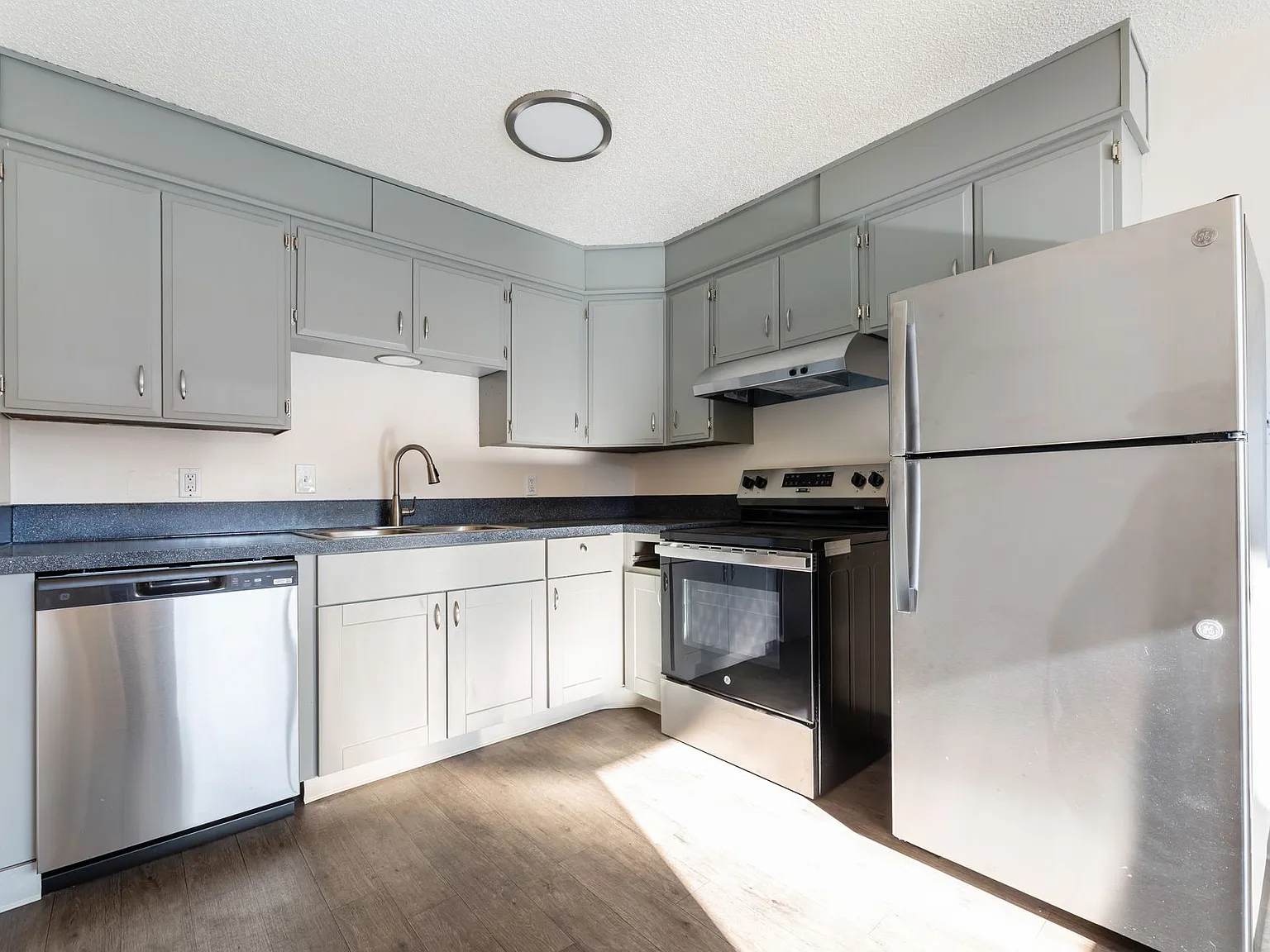 Welcome to Heather Place Apartments - Where comfort meets convenience! — Photo 3