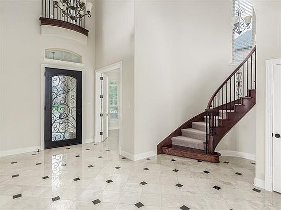 3rd image of 2605 Creekside Pl
