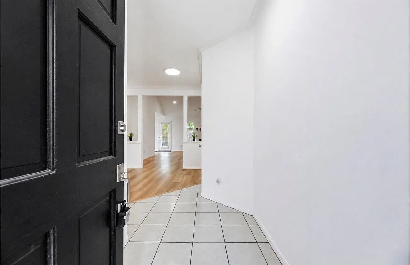 4 bed, 4.0 bath, 1988 sqft, $2,500 — Photo 3