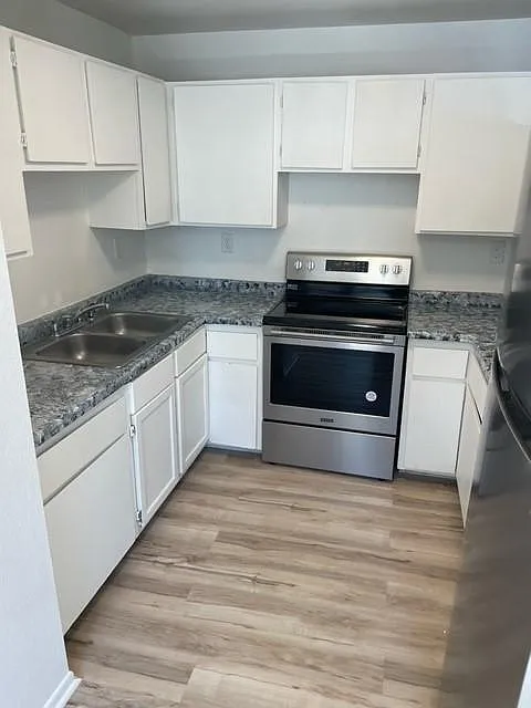 831 E 5th St — Photo 1