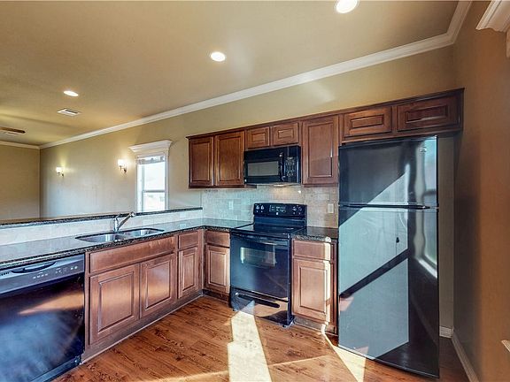 2nd image of 2494 Horse Shoe Dr