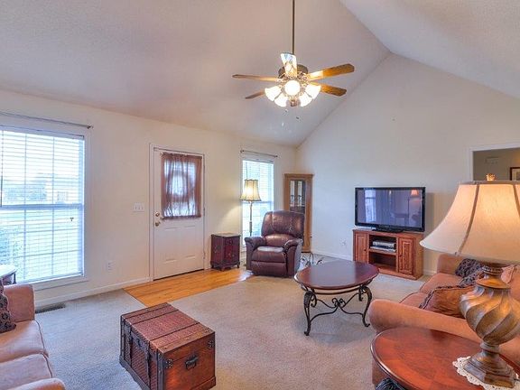 4th image of 409 Meadowlark Dr