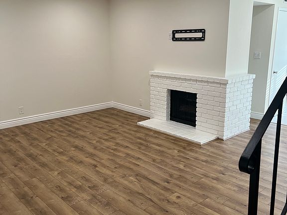 living with fireplace vue