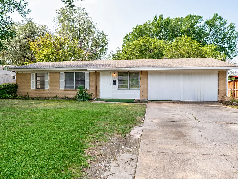 1818 Highland Dr — Photo 2