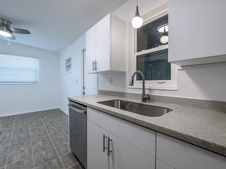 927 W Olympia Ave — Photo 21