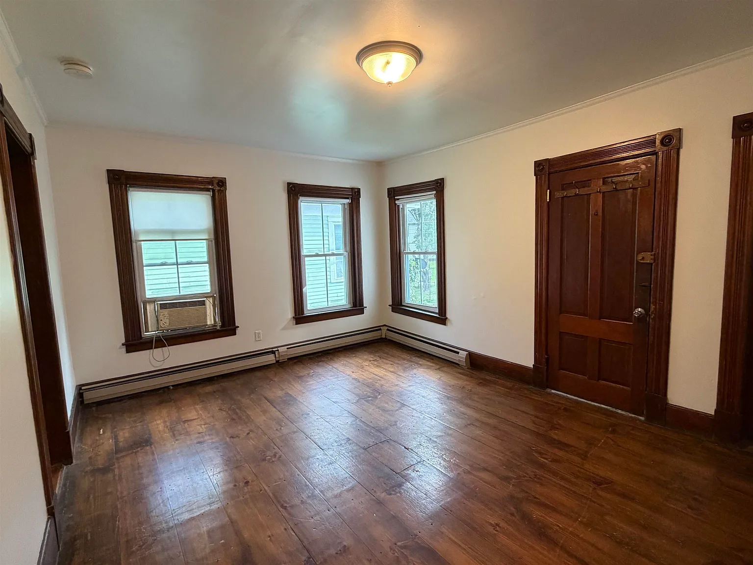 3 bed, 850 sqft, $2,500 — Photo 2