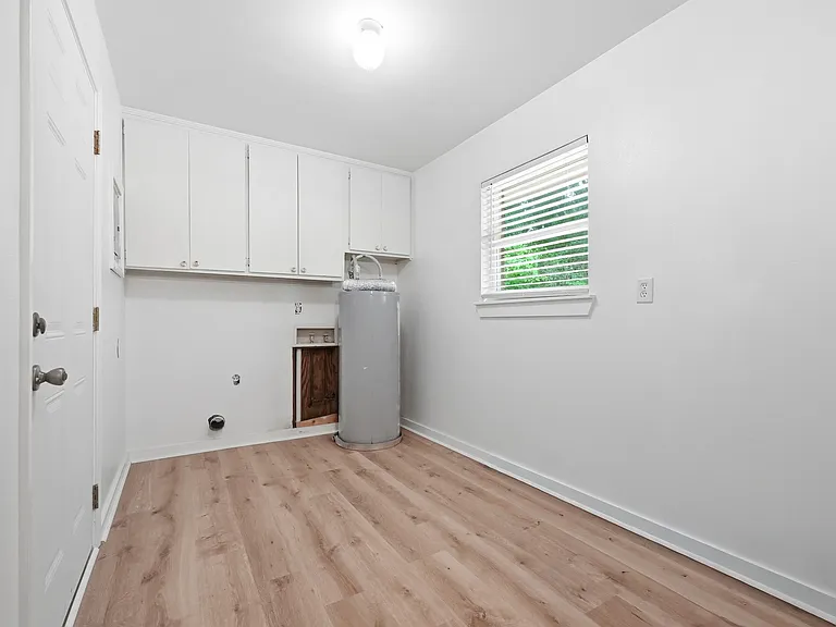 90 Andrews Ave — Photo 15