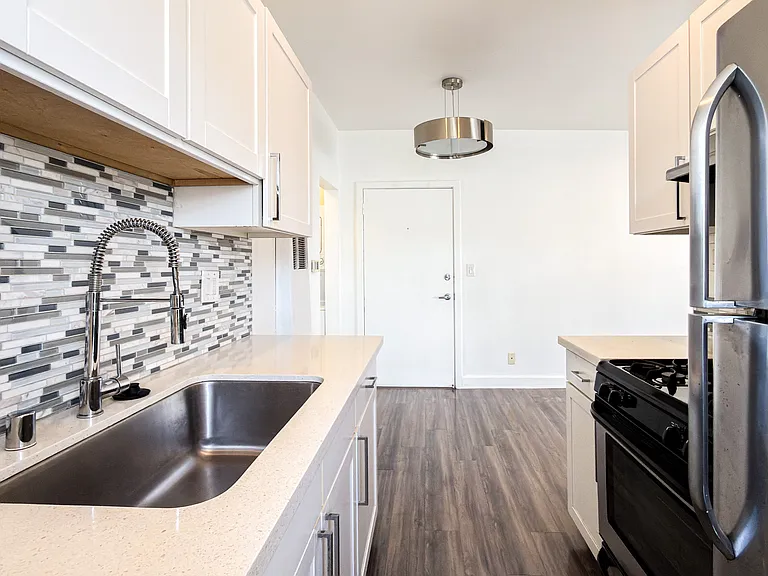 319 N Heliotrope Dr — Photo 10