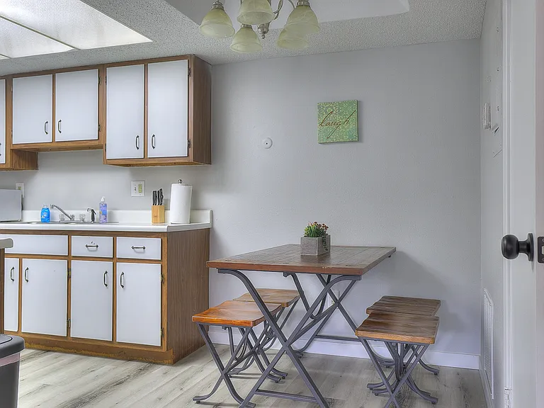 2480 N Graceland Ave #8 — Photo 15