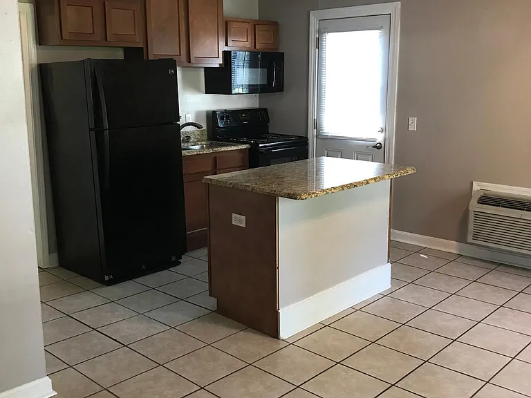 1626 Main St #4 — Photo 3