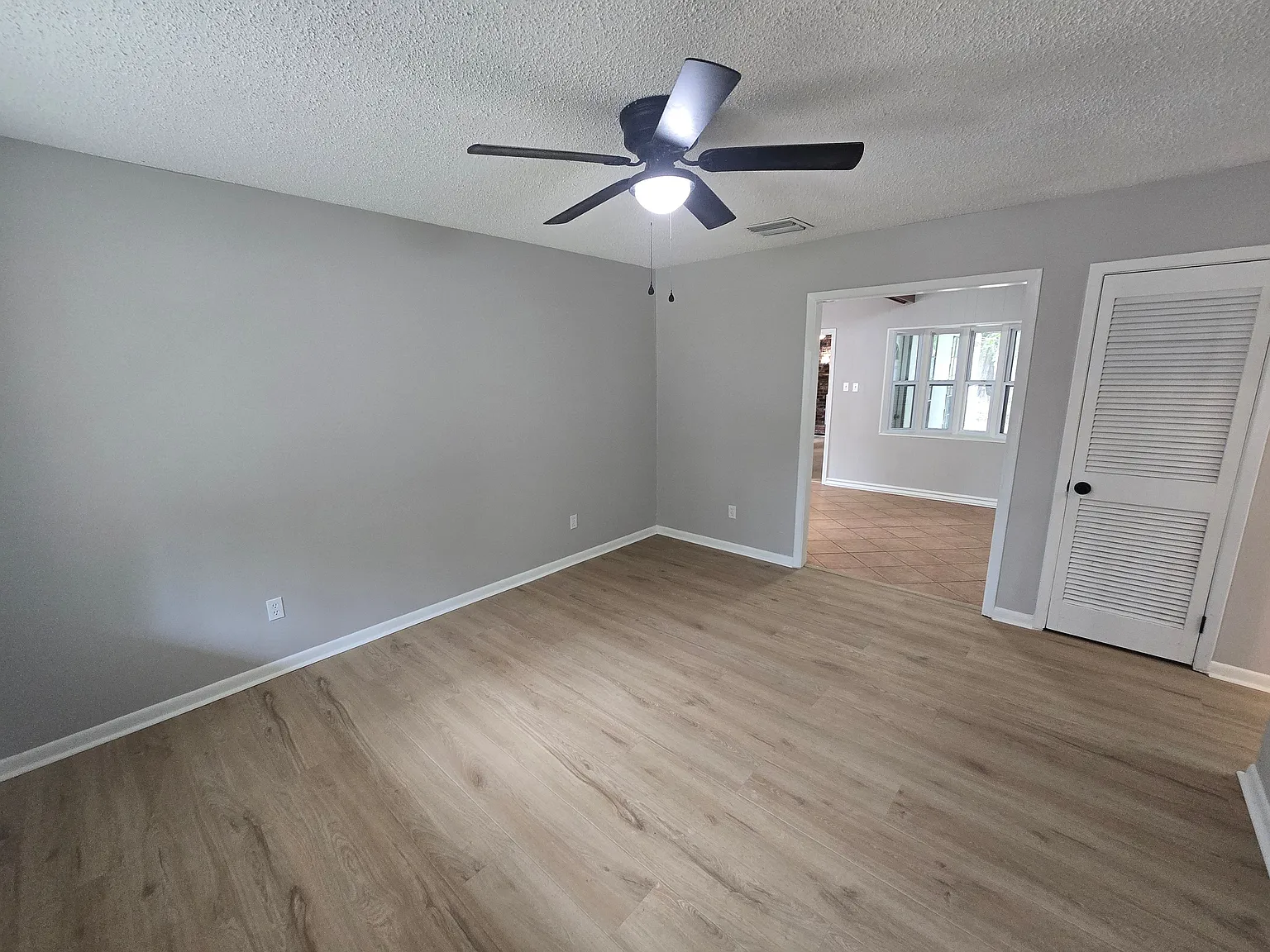 Comfortable 3-Bedroom Brick Home with Fireplace & Fenced Backyard — Photo 2