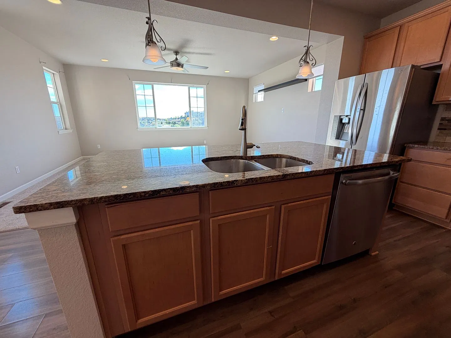 Exceptional Executive Rental with Panoramic Views & Premium Finishes — Photo 4