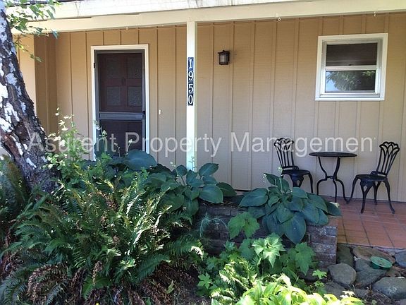 2nd image of 1950 Crestview Dr