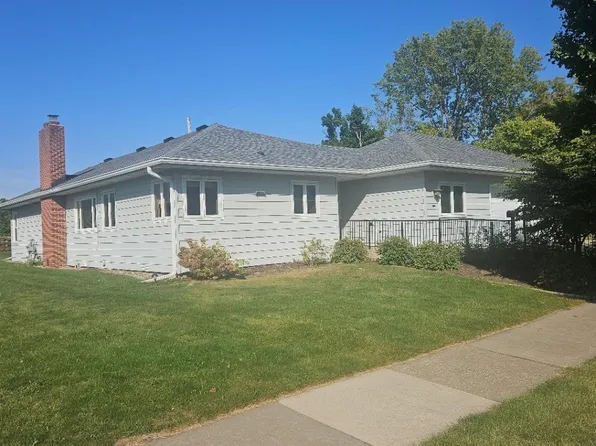 904 19th St, Belle Plaine, IA 52208