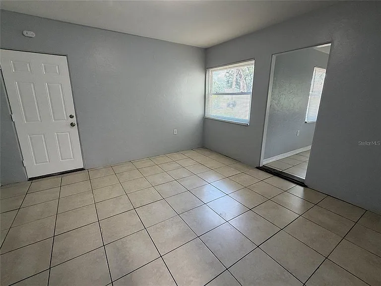 625 Kingston St S — Photo 10