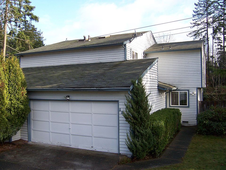 Exterior features newer paint and energy efficient vinyl windows.