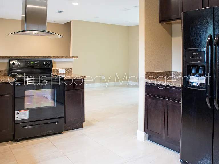 2419 S Shine Ave — Photo 7