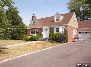 666 Lakeview Ave, Rockville Centre, NY 11570