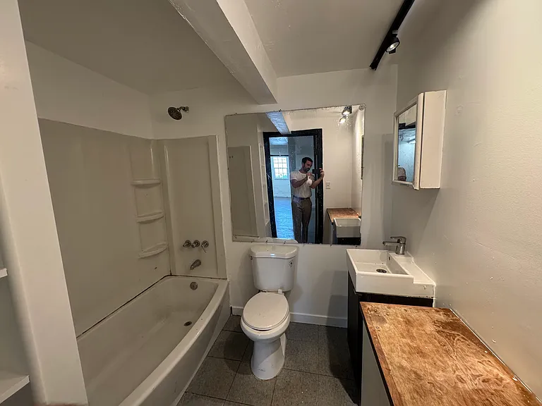1516 E 1st St #1 — Photo 11