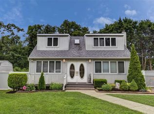 31 Ridgewood Ave, Selden, NY 11784