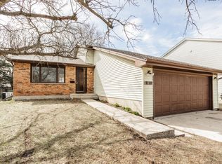 2110 Charleston Dr, Aurora, IL 60506