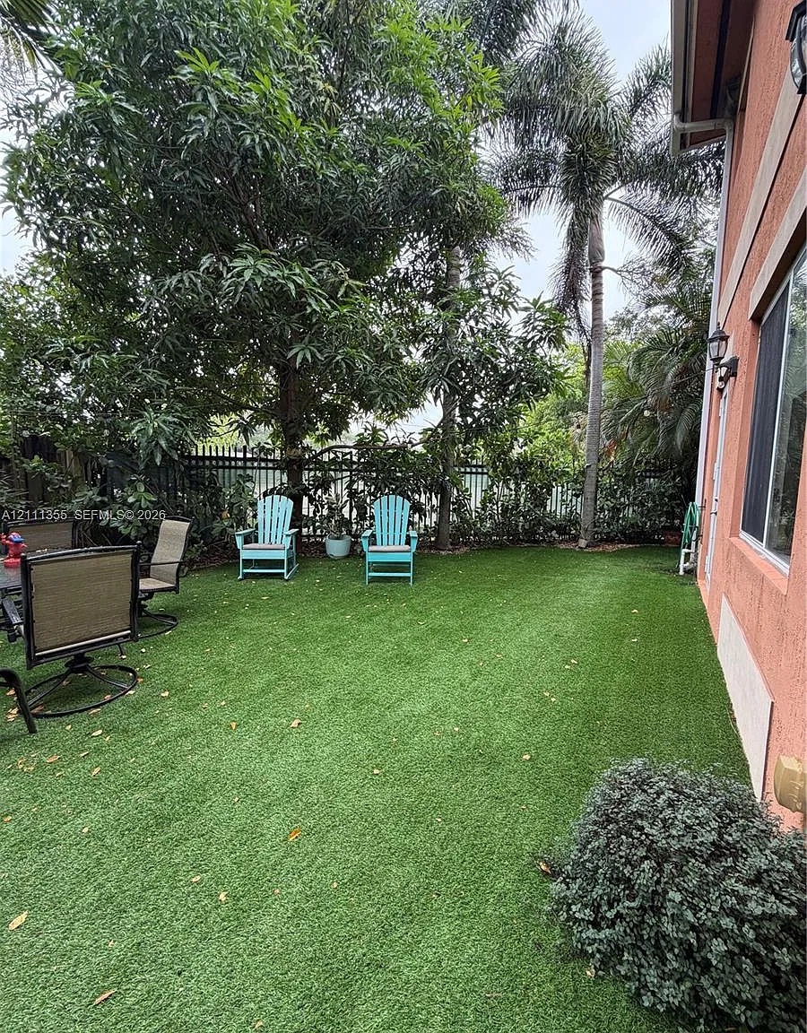 Lauderdale — Photo 3
