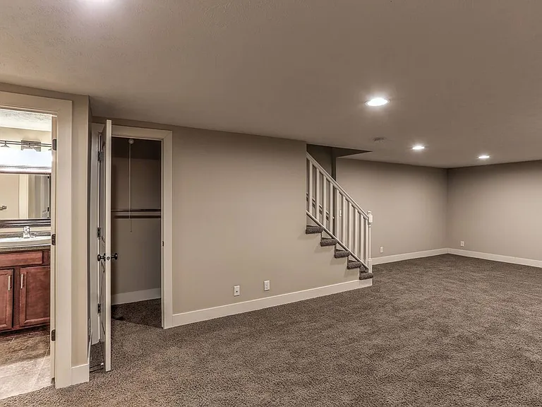 806 Park Ave — Photo 56
