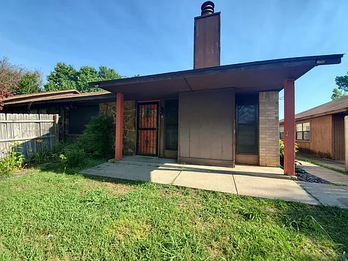 909 NE Tortoise Dr #4 Photo 1