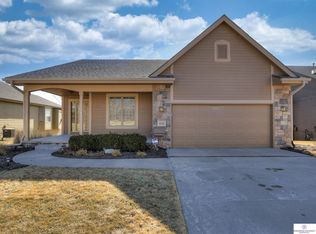 8063 Ponderosa Dr, Papillion, NE 68046