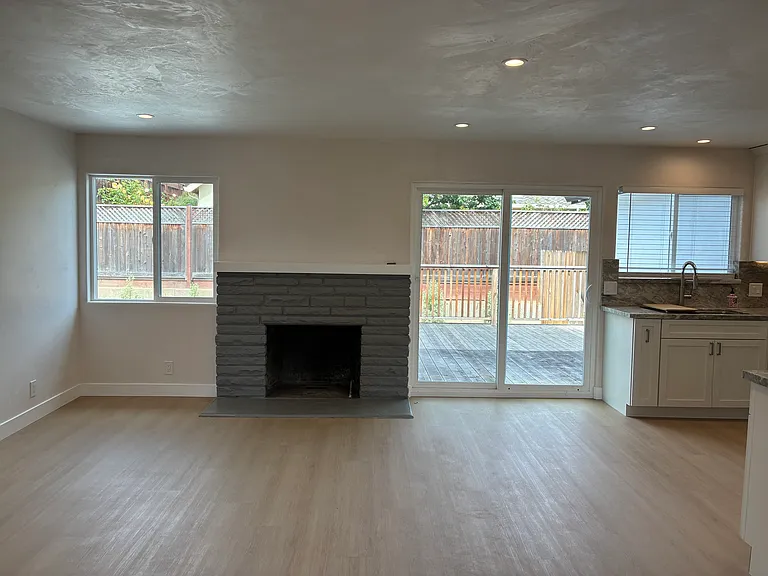 1065 Tweed Pl — Photo 2