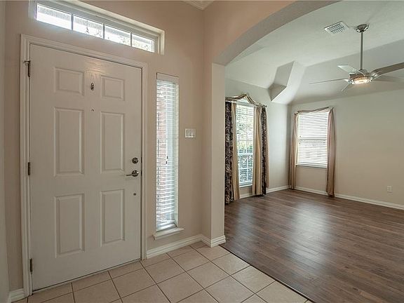 5th image of 220 Silvercreek Dr