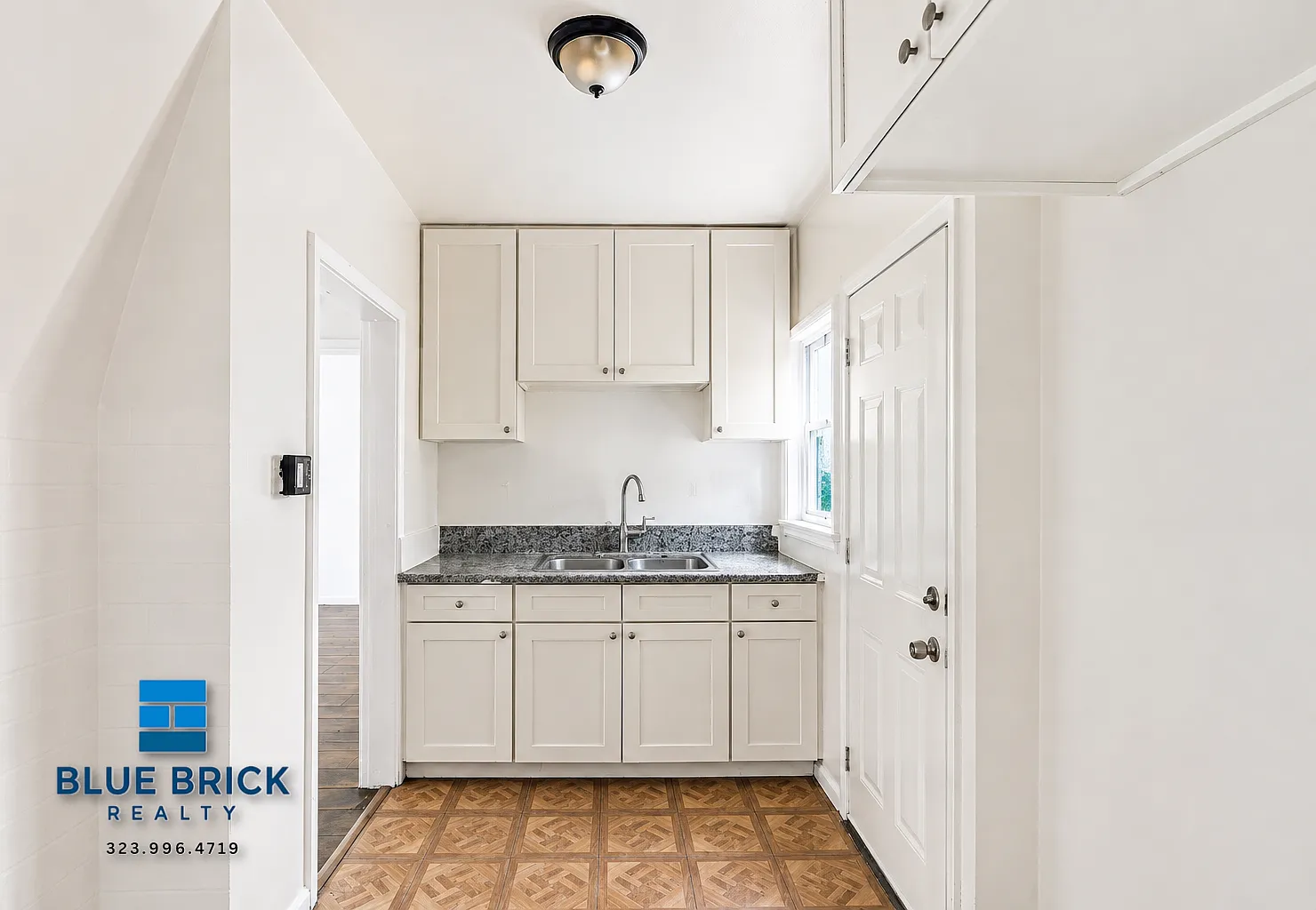 Charming 1-Bedroom Apartment in a Convenient Huntington Park Location — Photo 2