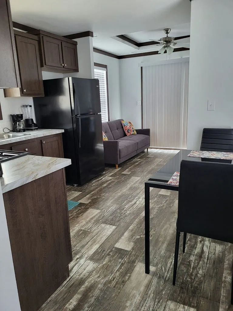 1 bed, 1.0 bath, 385 sqft, $1,300 — Photo 3