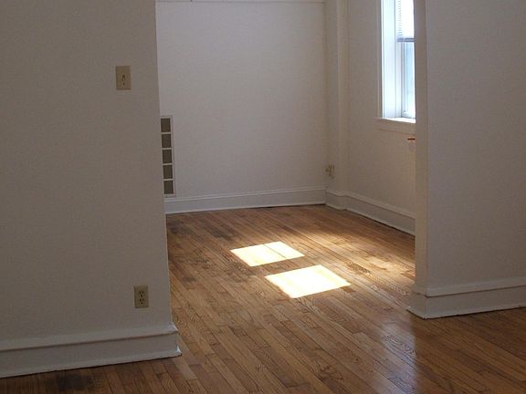 4th image of 2856 W Barry Ave