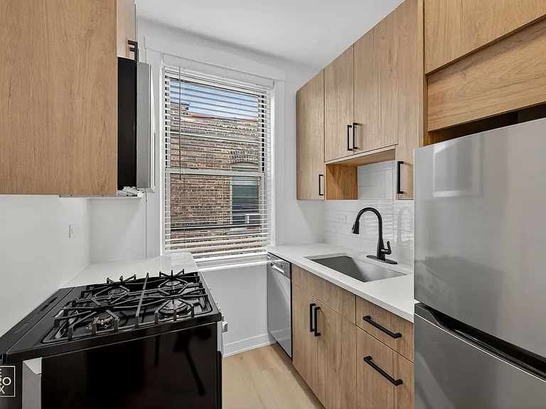 2139 W Lunt — Photo 1