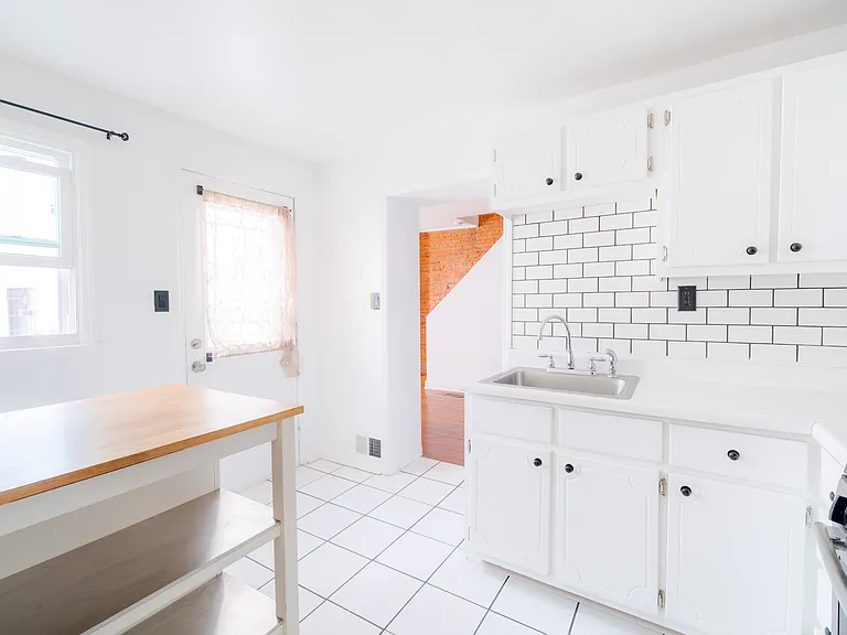 421 E Flora St — Photo 3