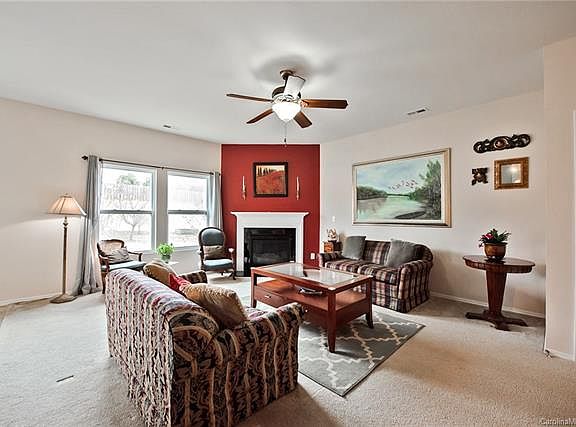 4th image of 940 Willow Creek Dr