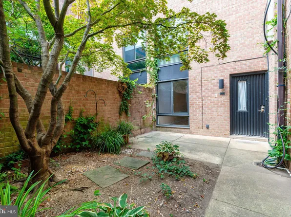 130 Spruce St APT 7A, Philadelphia, PA 19106
