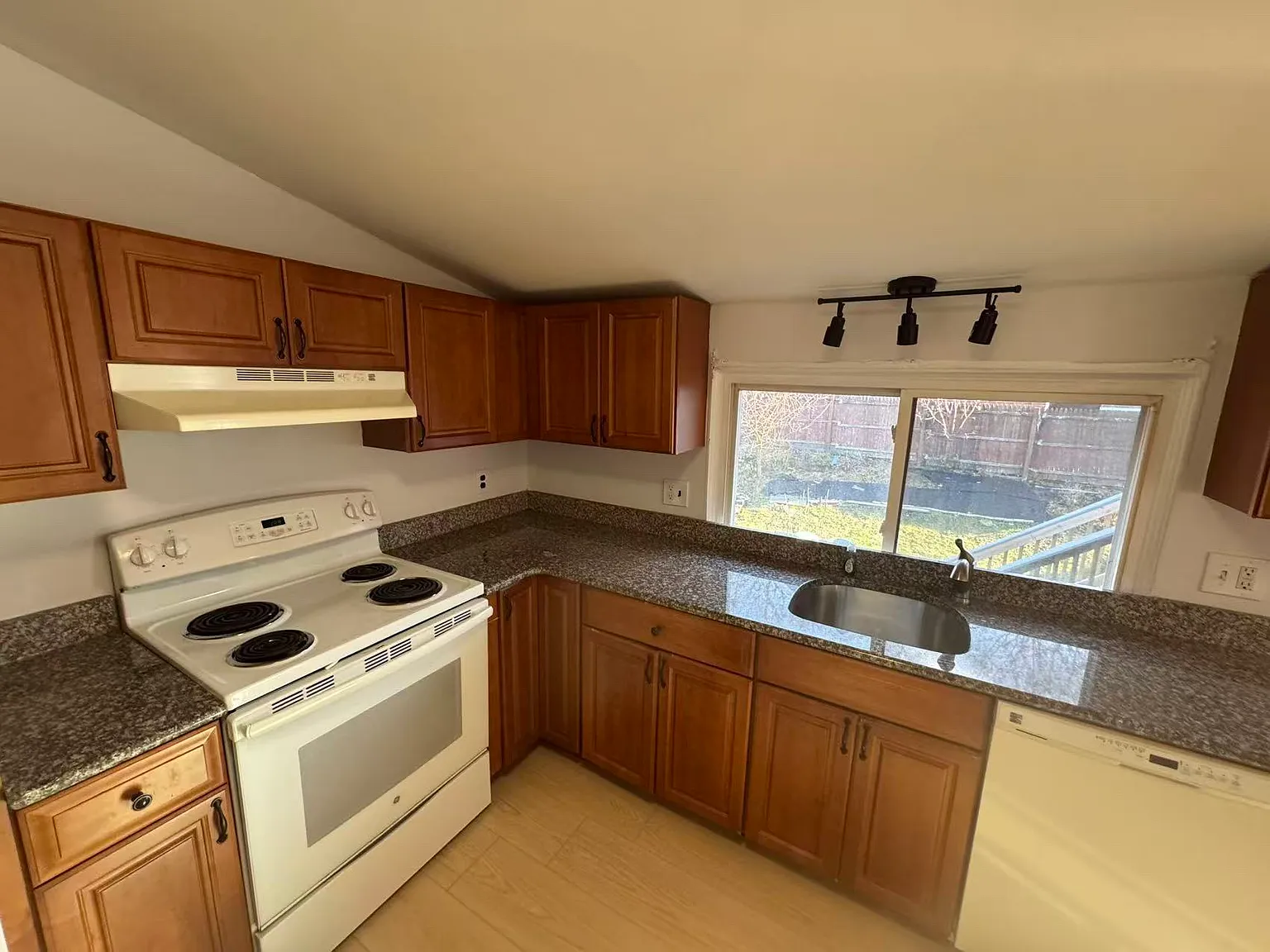 3 bed, 1050 sqft, $3,300 — Photo 2