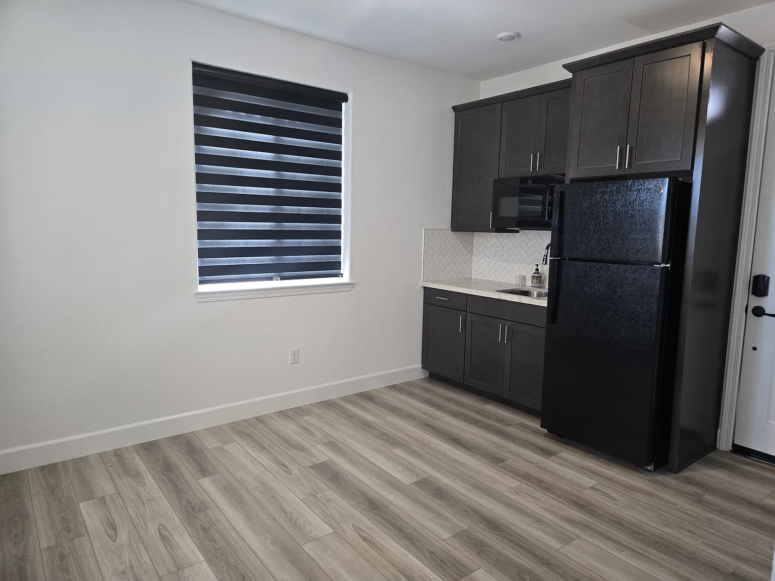 1 bed, 400 sqft, $1,600 — Photo 2