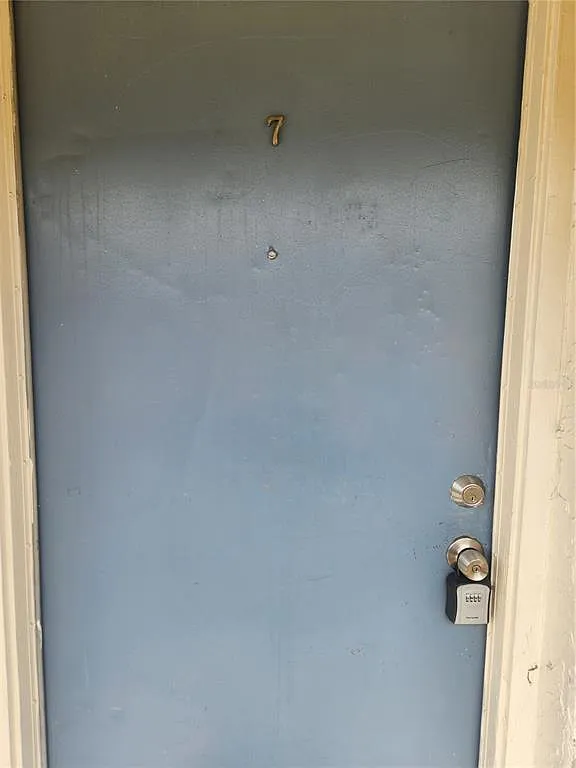 2 bed, 1.0 bath, 704 sqft, $1,095 — Photo 1