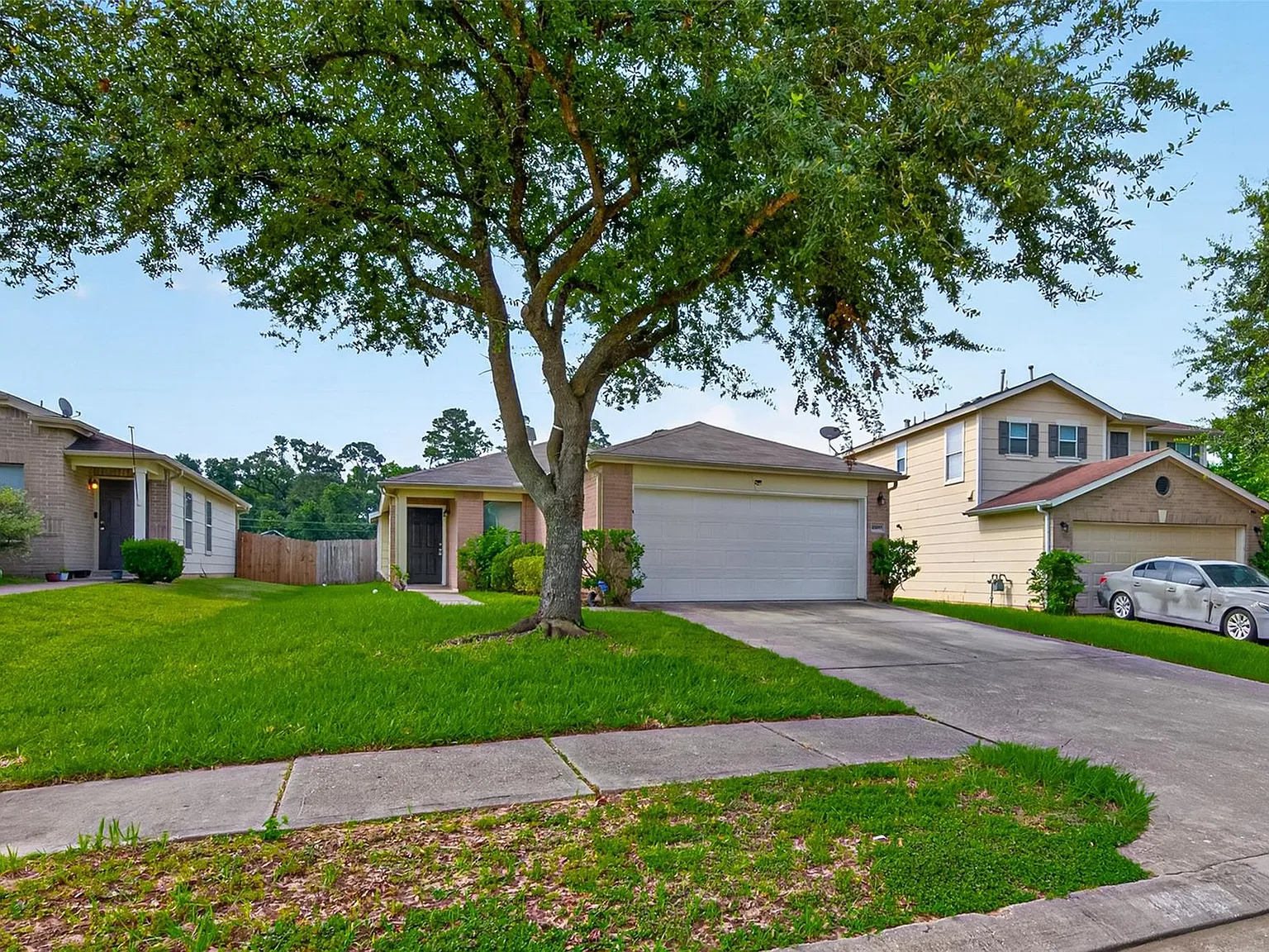 3 bed, 2.0 bath, 1440 sqft, $2,349 — Photo 2
