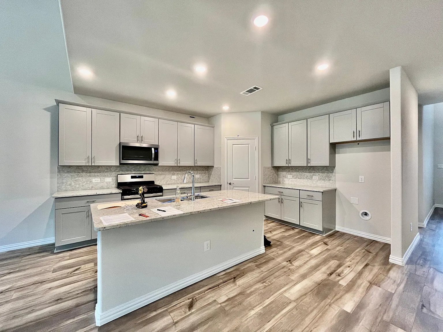 5 bed, 3060 sqft, $3,200 — Photo 2