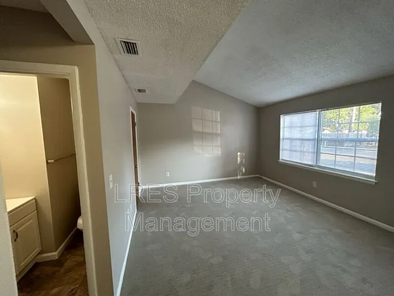 816 W 25th St — Photo 8