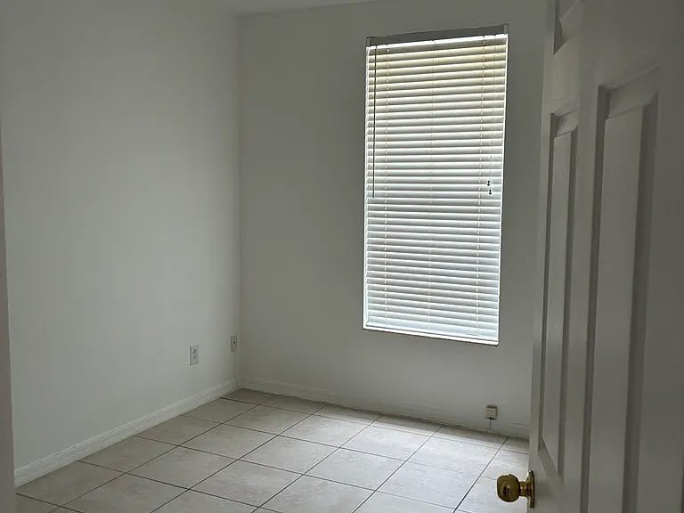 Charlesworth Dr — Photo 14