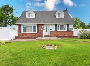 2715 Sheila Ct, East Meadow, NY 11554